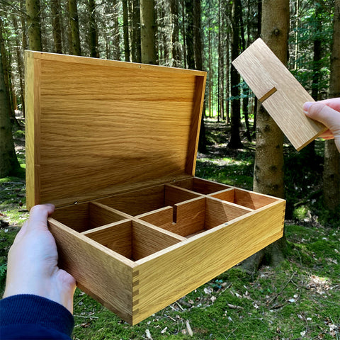 NaniBox M Holzbox mit Einlage aus Eiche im Wald