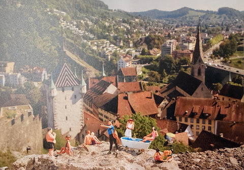 Kleine Bäder: Hoch über Baden, badet es sich am besten  – Postkarte – Nicolas Petit