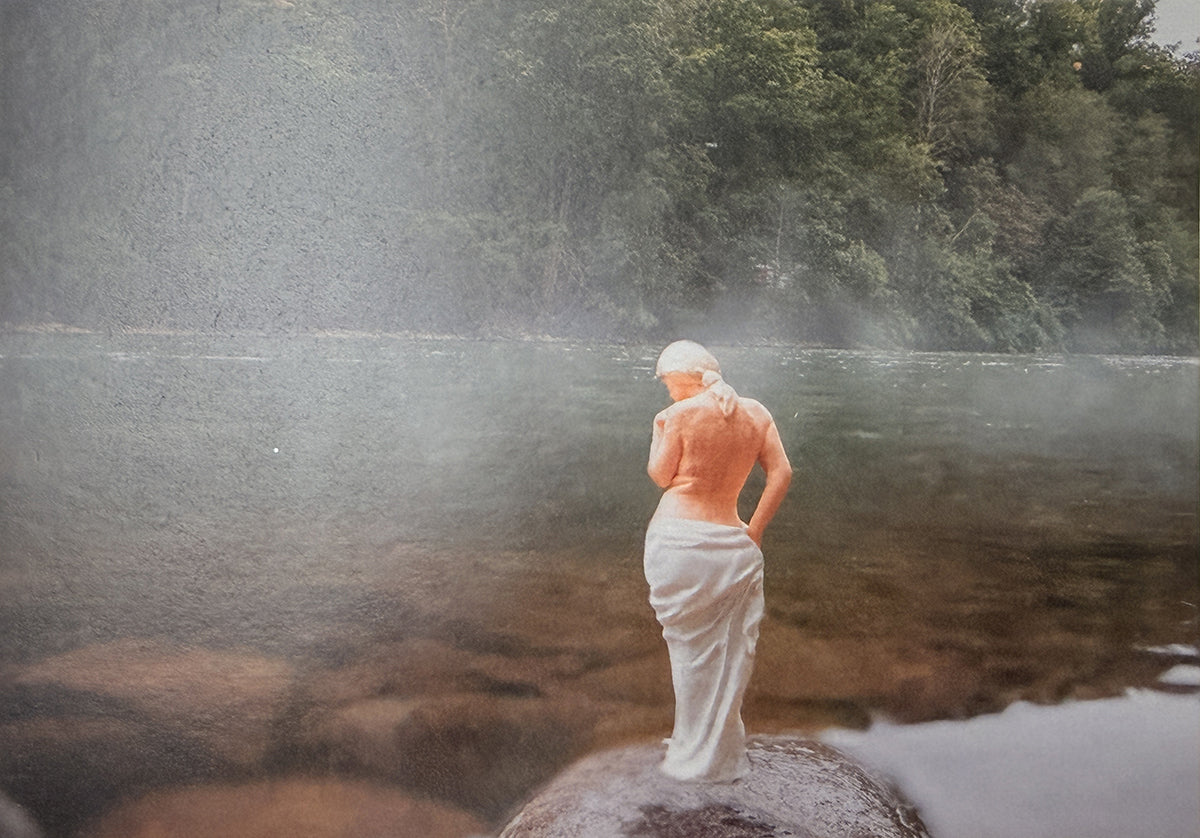 Kleine Bäder: Nach dem heissen Bad die Abkühlung am Fluss – Postkarte – Nicolas Petit