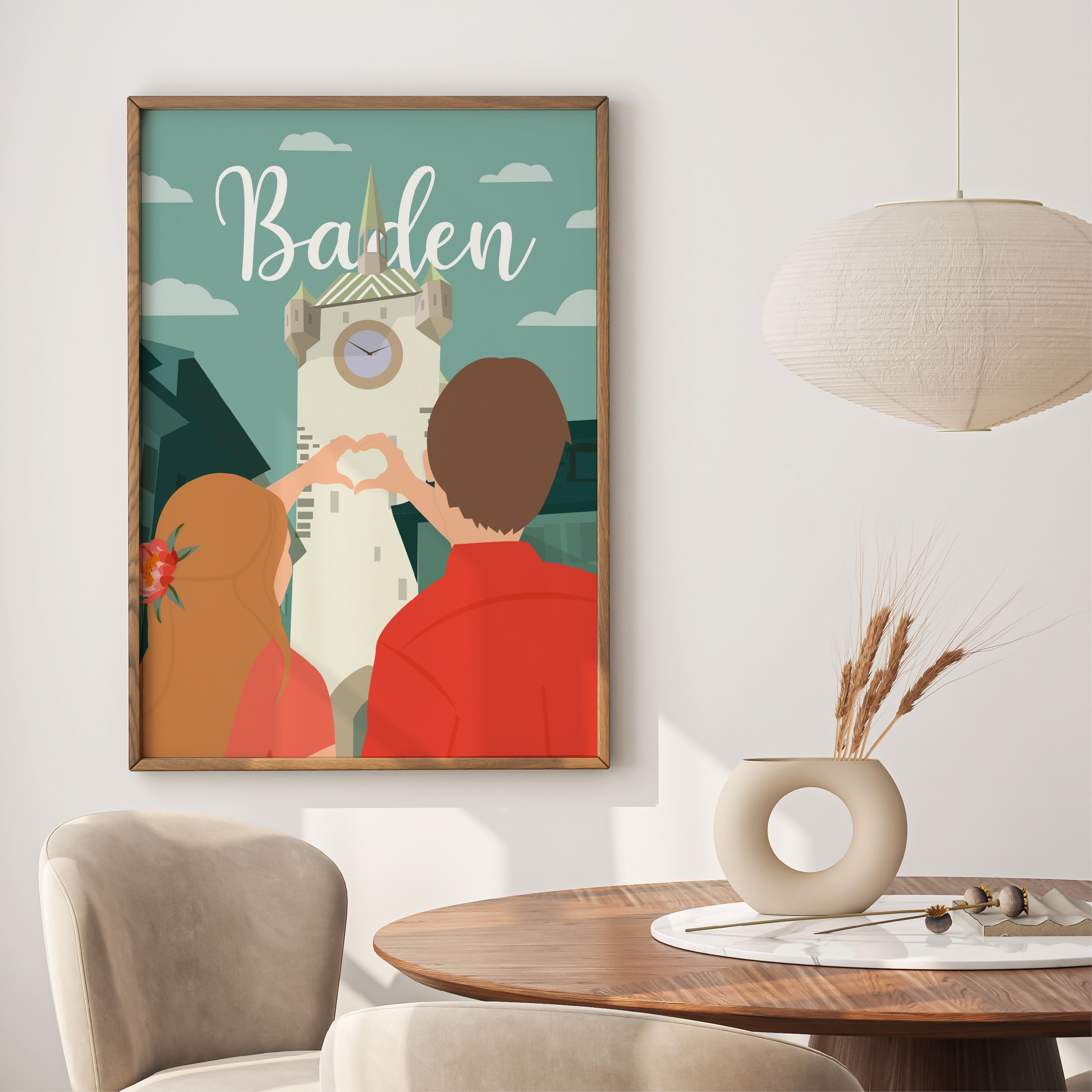 Gerahmtes Poster «Stadtturm Liebende» von Reana.Design im Esszimmer mit rundem Holztisch, Vase mit Ähren und Papierlampe