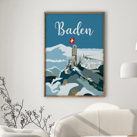 Gerahmtes Poster «Ruine Stein Winter» von Reana.Design an weisser Wand über einem hellen Sofa, daneben ein Zweig mit schwarzen Beeren