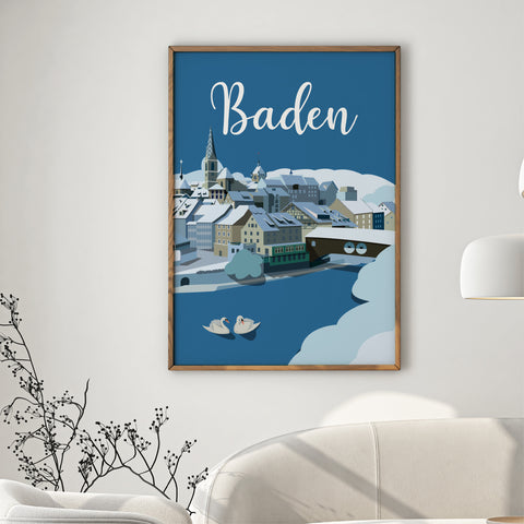 Gerahmtes Poster «Altstadt Winter» von Reana.Design an weisser Wand über einem hellen Sofa