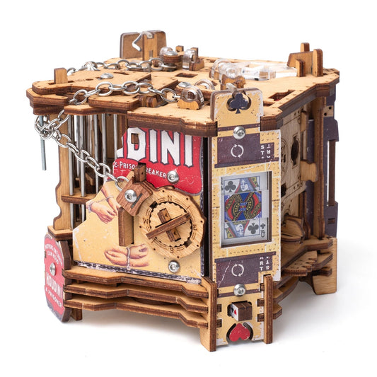 Vorderseite der Rätselbox mit Kette, Drehschloss, Houdini-Plakat und Spielkarten-Fenster