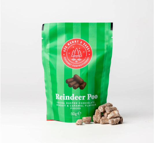 NaniManu Reindeer Poo – grün gestreifter Beutel freigestellt, davor ein Haufen kakaobestäubter Schoggi-Stückchen, 50 g