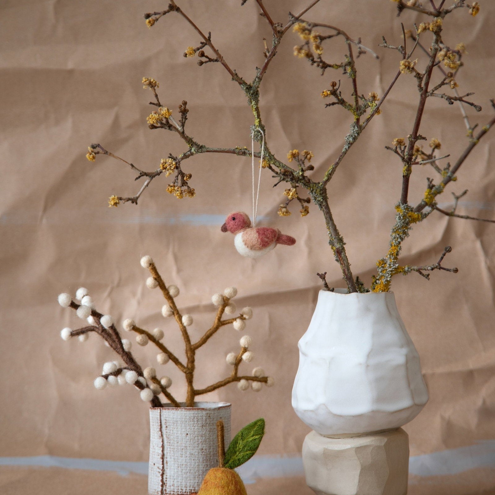 Mini-Zweig mit beigen Beeren von Gry & Sif – Stimmungsbild