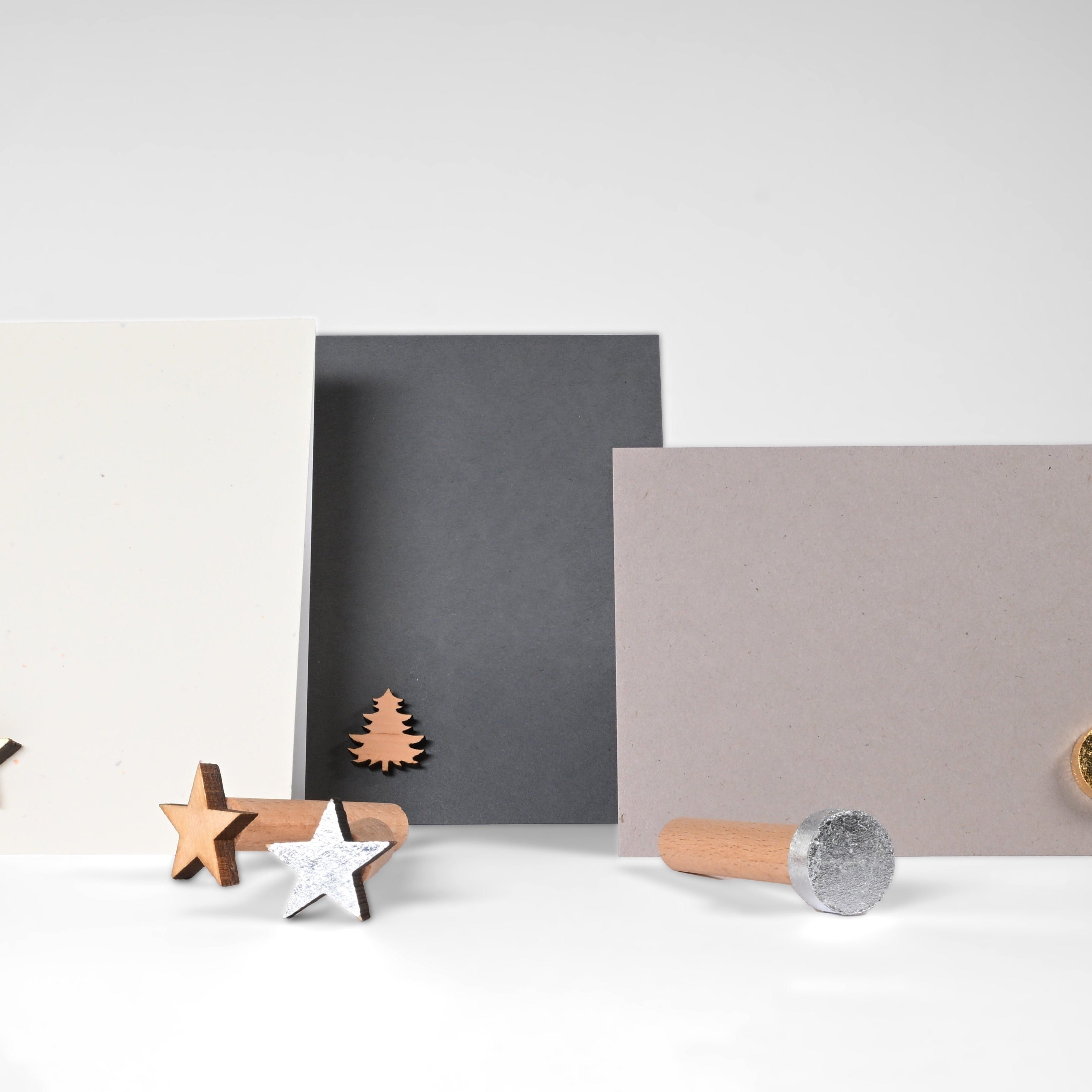 Weihnachtliche Wort-Halter mit Sternen, Tannenbaum und Punkten vor Karten