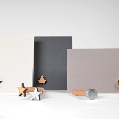 Weihnachtliche Wort-Halter mit Sternen, Tannenbaum und Punkten vor Karten
