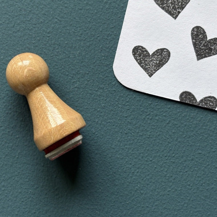 Mini-Stempel «Herz» von Mare di Maria – Holzstempel in Kegelform auf dunkelgrünem Grund, daneben schwarze Herz-Abdrücke auf weisser Karte