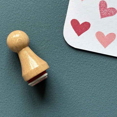 Mini-Stempel «Herz» von Mare di Maria – Holzstempel neben Herz-Abdrücken in Rot und Rosa auf weisser Karte