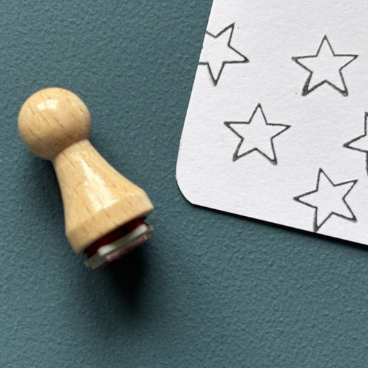 Mini-Stempel «Sternlinie» von Mare di Maria – Holzstempel in Kegelform auf dunkelgrünem Grund, daneben Stern-Konturen in Schwarz auf weisser Karte