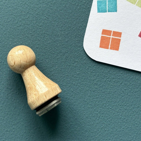 Mini-Stempel «Geschenk» von Mare di Maria – Holzstempel neben Päckli-Abdrücken in Orange, Rot, Türkis und Grün auf weisser Karte