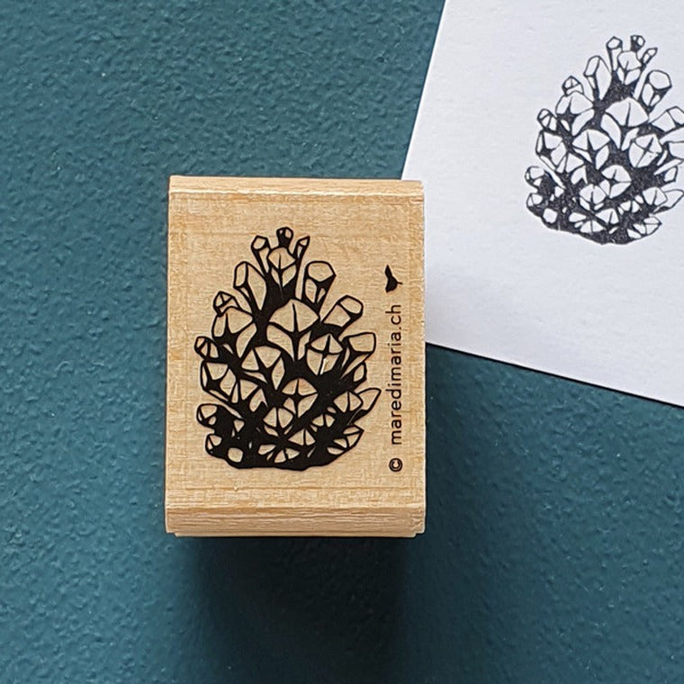 Holzstempel «Kleiner Zapfen» von Mare di Maria – rechteckiger Holzstempel mit Zapfen-Motiv auf dunkelgrünem Grund, daneben der schwarze Abdruck auf weissem Papier